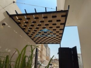فني تركيب مظلات وسواتر خارجية في الرياض