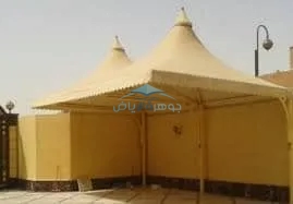 مظلات هرمية للمواقف