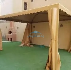 فني تركيب مظلات وسواتر حي النخيل