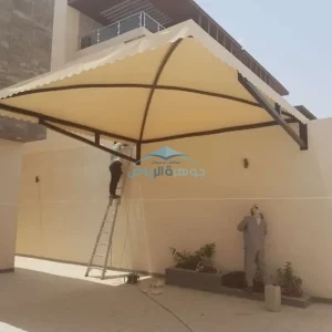 فني تركيب مظلات وسواتر حي الرفيعة