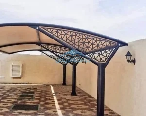 فني تركيب مظلات وسواتر حي المحمدية